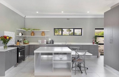 Lakeside Maison | 2 On Lismore Guesthouse 15