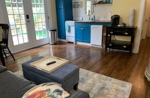 Flat Rock Appartement | 2 Person Hot Tub on Private Deck, 2 mi to DT Hendersonville/Flat Rock, King Bed