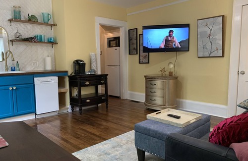 Flat Rock Appartement | 2 Person Hot Tub on Private Deck, 2 mi to DT Hendersonville/Flat Rock, King Bed