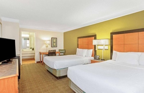 Orlando Maison | 2 Pet-Friendly Rooms | Free Breakfast & Parking | Pool | Close to Orlando Fun