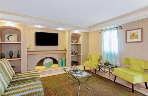 Orlando Maison | 2 Pet-Friendly Rooms | Free Breakfast & Parking | Pool | Close to Orlando Fun