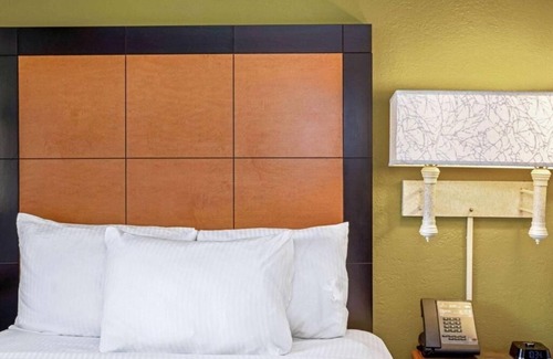 Orlando Maison | 2 Pet-Friendly Rooms | Free Breakfast & Parking | Pool | Close to Orlando Fun