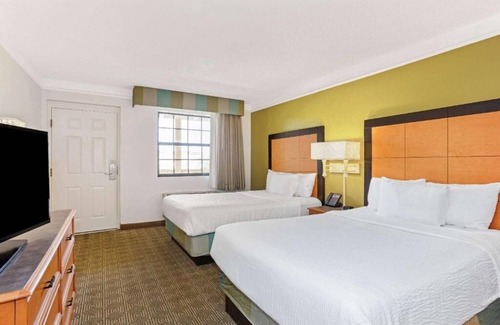 Orlando Maison | 2 Pet-Friendly Rooms | Free Breakfast & Parking | Pool | Close to Orlando Fun