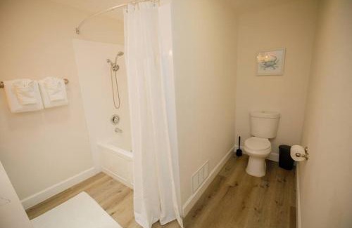 Mira Mesa Maison | 2 private masters, new beds & furniture, sleeps 12