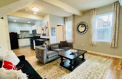Central Northside Maison | Free off-street Park+3 BR *Walk to PNC & Acrisure*