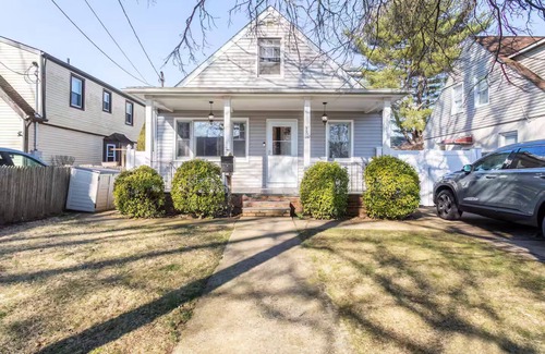 Uniondale Appartement | 2 Pvt bed Rms/1bathroom no kitchen attic