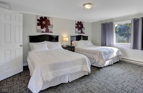 Halifax Maison | 2 Qn Beds at Halifax Inn. On 147 Near Millersburg