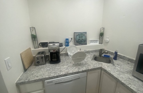 Sawtelle Cottage | 2 grands lits / 1 baignoire, arrière maison, studio meublé, kitchenette, W / D, patio / barbecue