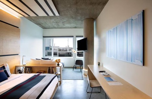 River North Art District Hôtel | 2 Queen: The Source Hotel + Market Hall, Vintage Finds, Flame-Seared Sushi