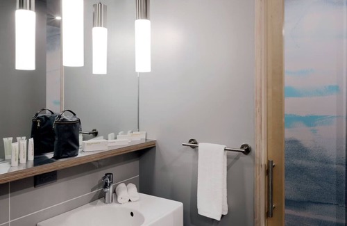 River North Art District Hôtel | 2 Queen: The Source Hotel + Market Hall, Vintage Finds, Flame-Seared Sushi