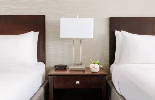 Phoenix Hôtel | 2 Queens at Crowne Plaza Phoenix Airport with Pool & Free Shuttle Service