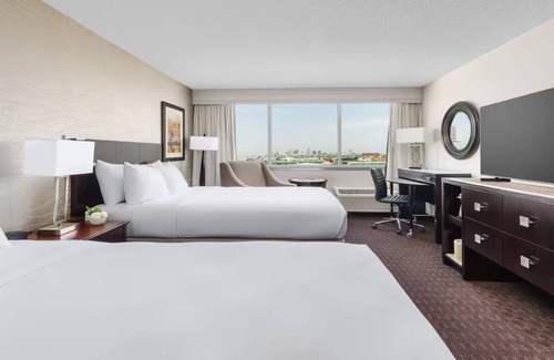 Phoenix Hôtel | 2 Queens at Crowne Plaza Phoenix Airport with Pool & Free Shuttle Service