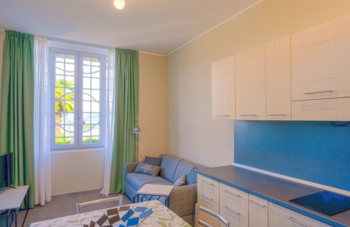 Carciano Appartement | Magnifique appartement dans une villa de prestige Art Nouveau avec piscine et superbe vue sur le lac