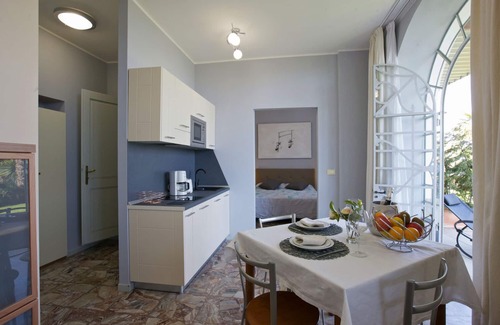 Carciano Appartement | Magnifique appartement dans une célèbre villa Art Nouveau avec piscine et vue sur le lac de rêve