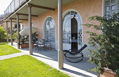 Carciano Appartement | Magnifique appartement dans une célèbre villa Art Nouveau avec piscine et vue sur le lac de rêve