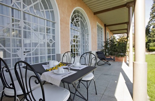 Carciano Appartement | Magnifique appartement dans une célèbre villa Art Nouveau avec piscine et vue sur le lac de rêve
