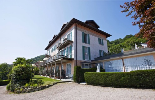 Carciano Appartement | Magnifique appartement dans une célèbre villa Art Nouveau avec piscine et vue sur le lac de rêve