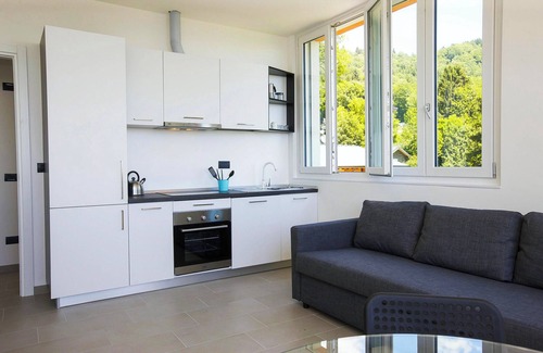 Comero Appartement | Appartement d'angle 2 pièces dans une prestigieuse villa de 1850 avec piscine chauffée à l'énergie solaire