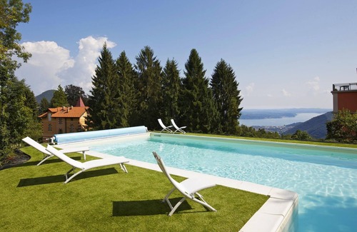 Comero Appartement | Appartement d'angle 2 pièces dans une prestigieuse villa de 1850 avec piscine chauffée à l'énergie solaire