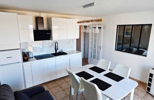 Saint-Vaast-la-Hougue Appartement | FACE A LA MER, PROCHE DU PORT ET DU CENTRE, CUISINE ET SDB NEUFS, GARAGE, BLACON