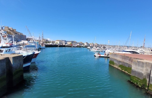 Saint-Vaast-la-Hougue Appartement | FACE A LA MER, PROCHE DU PORT ET DU CENTRE, CUISINE ET SDB NEUFS, GARAGE, BLACON