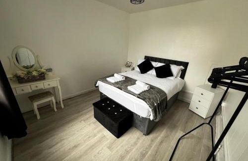 Bordesley Appartement | 2 room newly furnished flat free parking !