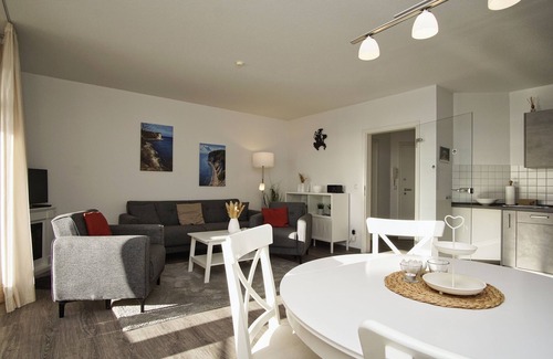 Breege Appartement | 2-room vacation apartment near the harbor with balcony - Hafenhäuser Breege FeWo 05