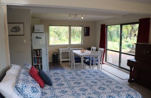 Tauranga Appartement | 2 zones de couchage séparées, jardin calme et piscine. Bon pour les familles et les groupes.