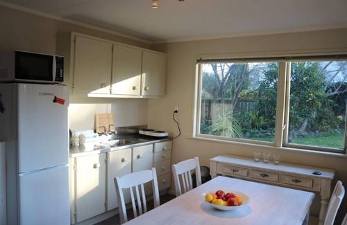Tauranga Appartement | 2 zones de couchage séparées, jardin calme et piscine. Bon pour les familles et les groupes.
