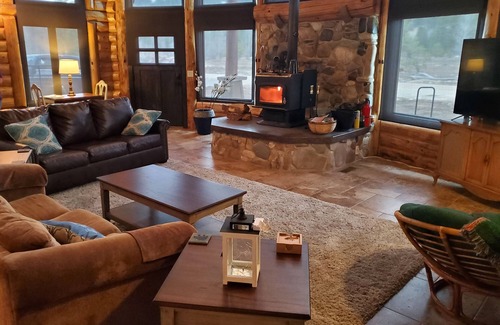 Mountain Home Cabine | 2 Sisters Getaway, Cozy Cabin - Close to Riding Trails, Lakes, & Hot Springs