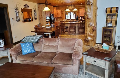 Mountain Home Cabine | 2 Sisters Getaway, Cozy Cabin - Close to Riding Trails, Lakes, & Hot Springs