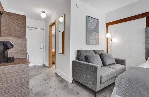 Galt Mile Hôtel | 2 Spacious Resort Two Queen Units with Balcony in The Garden Hotel