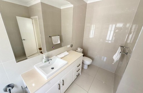 Sunnybank Maison | 2 spacious rooms with shared bathroom in Modern Sunnybank Home