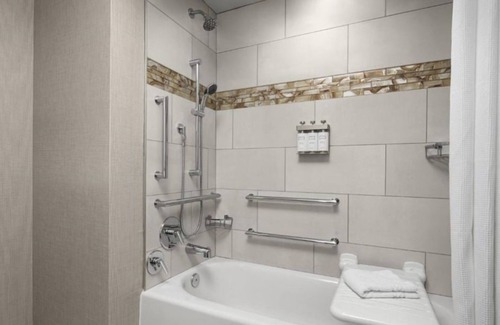 Isle of Palms Hôtel | 2 Spacious Suites w/ Kitchen, Free Breakfast, and Heated Pool Near Mayo Clinic
