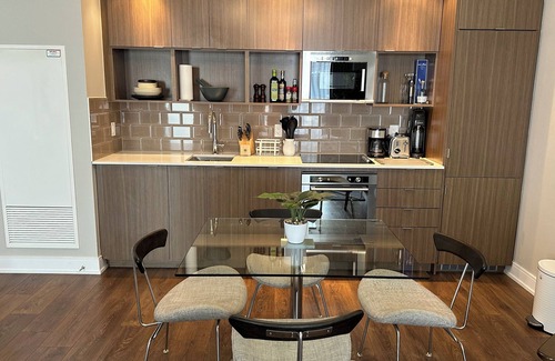 Garden District Maison | 2-Storey Townhome | Downtown | Free Parking | 100% Walk Score