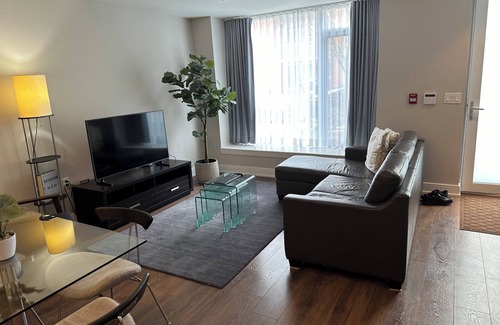 Garden District Maison | 2-Storey Townhome | Downtown | Free Parking | 100% Walk Score