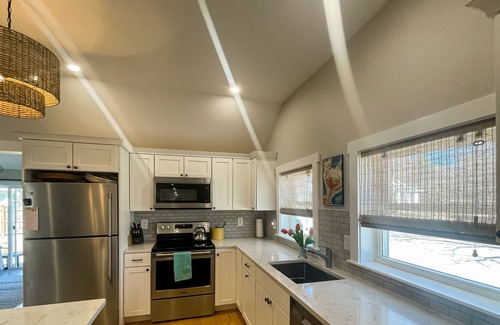 Salisbury Maison | 2-story home near downtown with enclosed backyard, grill, streaming, W/D, desk