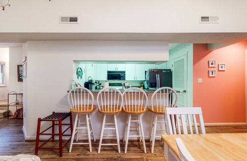 Bethany Beach Copropriété | 2-Story Sea Colony Condo w/Bikes, Fireplace, Shared Pools, Gym, Sauna, & Tennis