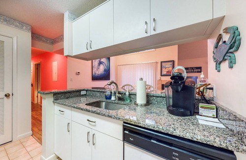 Bethany Beach Copropriété | 2-Story Sea Colony Condo w/Bikes, Fireplace, Shared Pools, Gym, Sauna, & Tennis