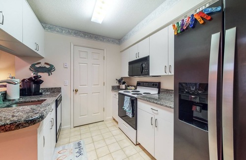 Bethany Beach Copropriété | 2-Story Sea Colony Condo w/Bikes, Fireplace, Shared Pools, Gym, Sauna, & Tennis
