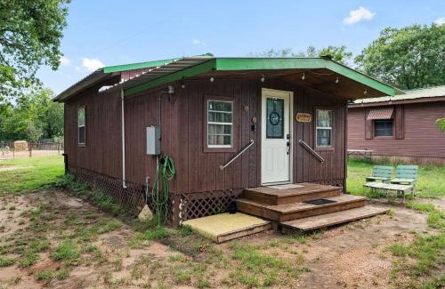 Hico Maison | 2 Tiny Town Hico Cool Cabin Animals Fire Pit by Vacation Your Way