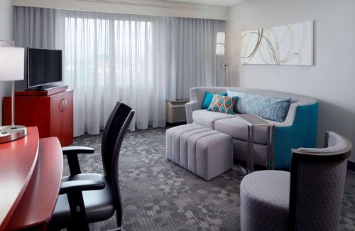 Home Park Hôtel | 2 Units | Convenient Midtown Location | Modern Suite w/Pool
