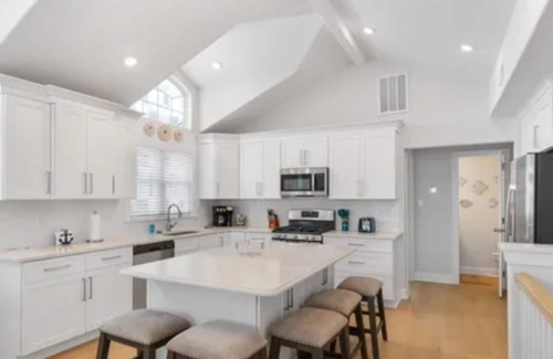 Sea Isle City Maison | 20 37th Street EAST, Sleeps 14, 150 feet to the beach, in the heart of Sea Isle!