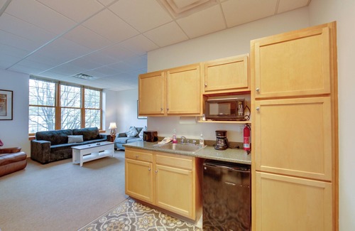 New Kensington Appartement | 20 Mi to Dtwn Pittsburgh: Pet-Friendly Apartment
