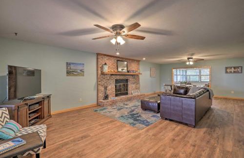 Earleton Maison | 20 Mi to UF Campus Santa Fe Lake Escape with Dock!