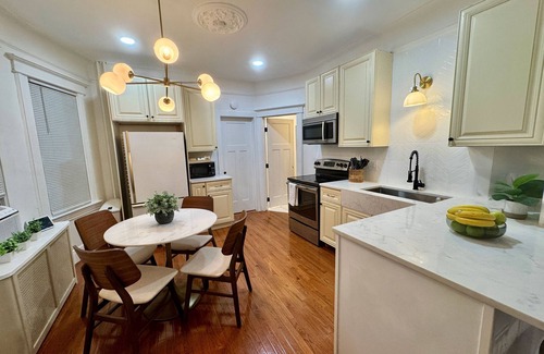 The Heights Maison | 20 min NYC Spacious Private Room Queen Bed Parking
