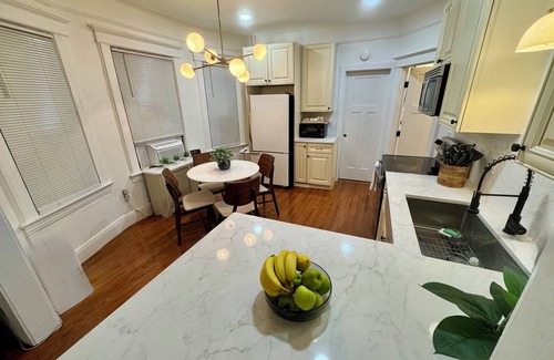 The Heights Maison | 20 min NYC Spacious Private Room Queen Bed Parking