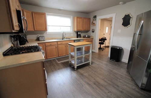 Arvada Maison | Free RV parking, Private home, dogs are welcome. Close to everything
