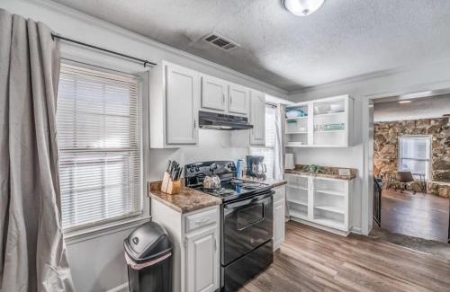 Ellendale Maison | 20 Minutes from Downtown - Blues City Retreat