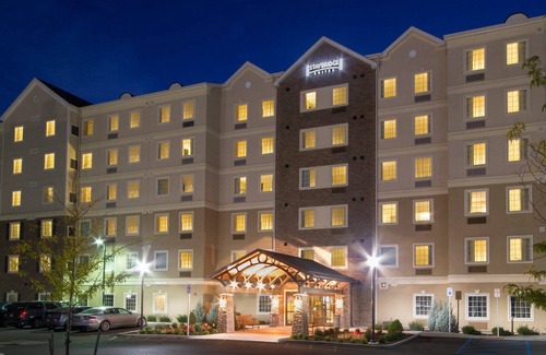 Amherst Appartement | 20 Minutes from Niagara Falls! Pool & Hot Tub.